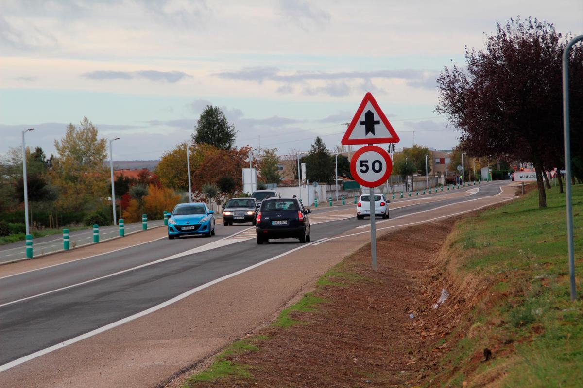 Las paradas de autobús están situadas en la travesía de acceso al municipio de Aldeatejada.