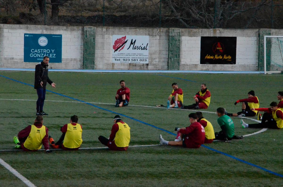 Ángel Sánchez charla con sus futbolistas en un entrenamiento de esta semana.