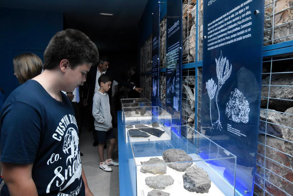 Grupo de turistas en una de las salas del Museo de los Mares Antiguos de Monsagro.