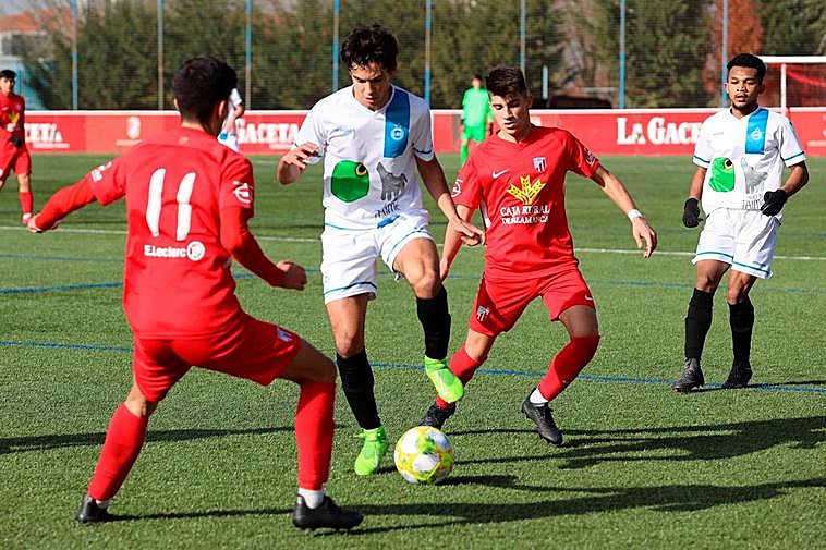 Tomy, del División de Honor del Santa Marta, ayer ante el Unión Adarve.