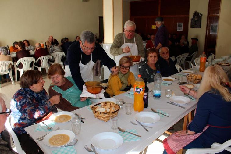 Los vecinos del pueblo degustaron una sabrosa comida como fin de fiesta.