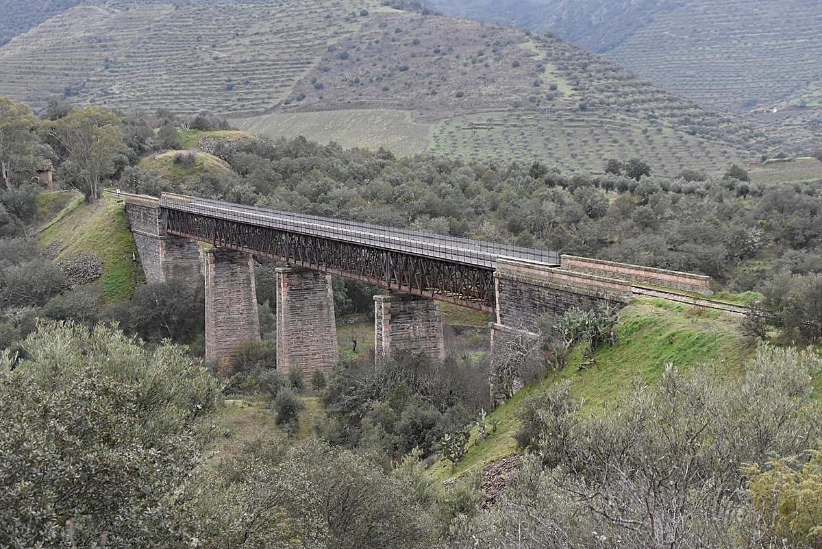 Vista del “Puente de las Almas”, en las proximidades de la frontera con Portugal, uno de los 13 pasos elevados del “Camino de Hierro” entre La Fregeneda y Barca d’Alva.