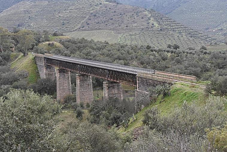 Vista del “Puente de las Almas”, en las proximidades de la frontera con Portugal, uno de los 13 pasos elevados del “Camino de Hierro” entre La Fregeneda y Barca d’Alva.