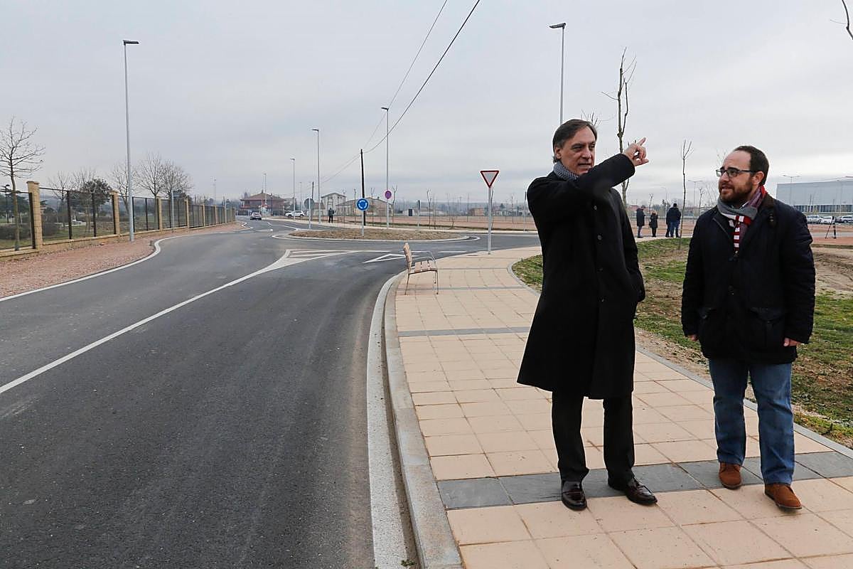 Carlos García Carbayo y Daniel Llanos en la nueva zona urbanizada.
