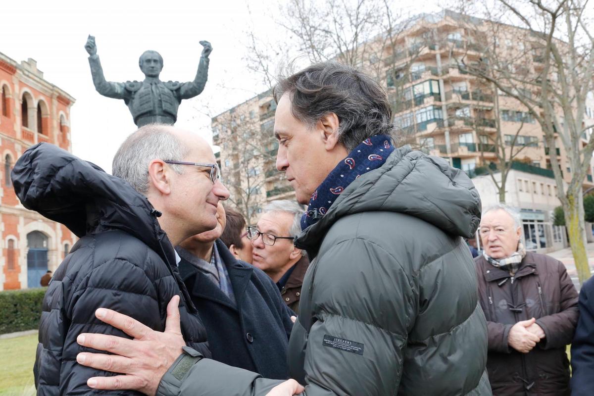 Javier Iglesias y Carlos García Carbayo en el acto de homenaje a Julio Robles.