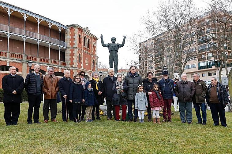 Familiares, autoridades y representantes de las peñas taurinas ante la escultura de Julio Robles.