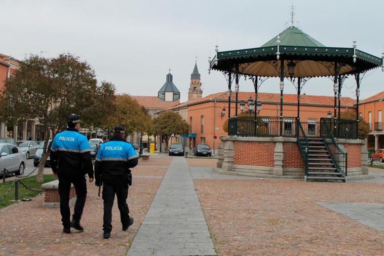 Dos agentes de la Policía Local patrullan por la céntrica plaza de España.