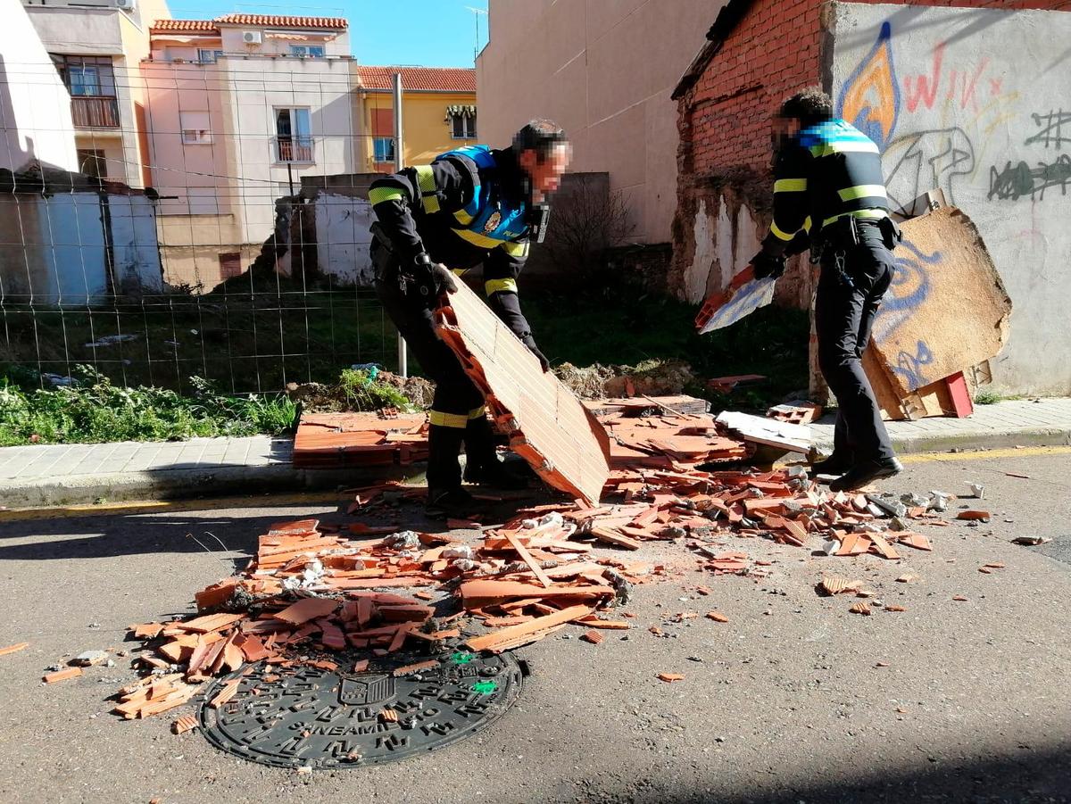 Dos Policías Locales y un vecino de la zona retiran escombros de un muro que ha caído en el barrio Blanco. | Fotos y vídeo: ALMEIDA