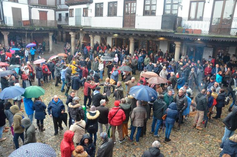 Vecinos y visitantes en la Plaza Mayor de La Alberca, muy animada con los bailes tradicionales y la gastronomía.