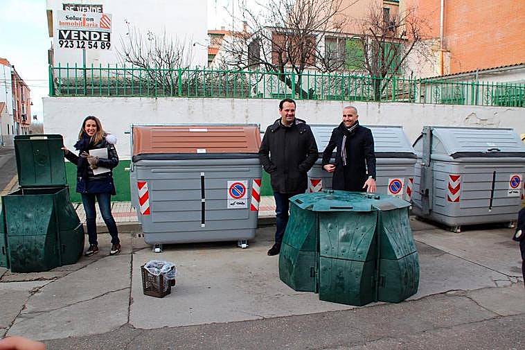El alcalde santamartino, David Mingo; la concejala de Fomento, Marta Labrador; y el responsable de la empresa, Tomás del Río, muestran los contenedores y compostadores del nuevo proyecto de reciclaje.