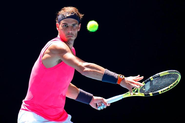 Rafa Nadal ejecuta un drive en su primer partido del Abierto de Australia.