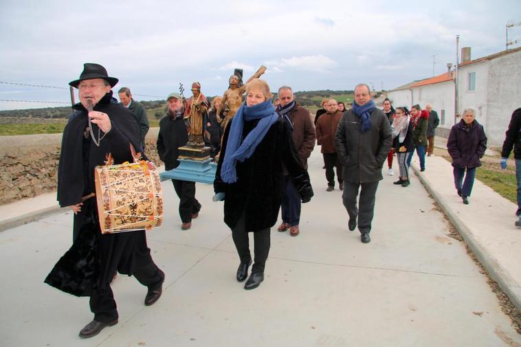 La procesión con las imágenes de los Santos Mártires realizó el recorrido corto en torno a la parroquia.