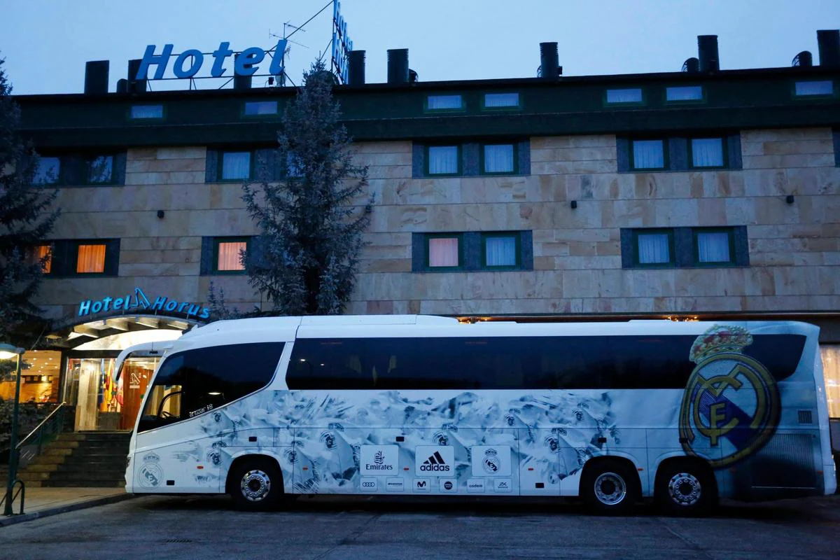 El autobús del Real Madrid llegó a media tarde del martes.