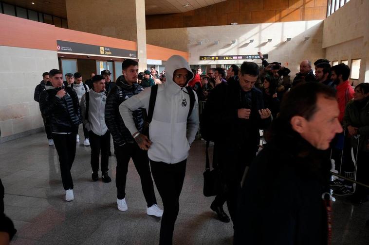 La plantilla del Real Madrid ha llegado a media mañana a Matacán.