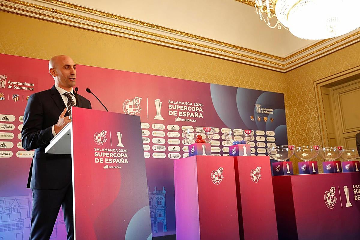 Luis Rubiales en la presnetación de la Supercopa en el Ayuntamiento.