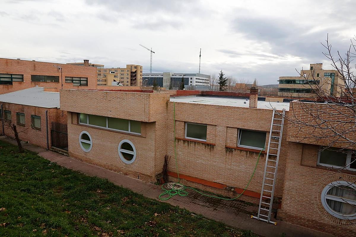 Colegio público Campo Charro donde estos días se están acometiendo las obras en el tejado.