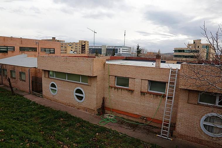Colegio público Campo Charro donde estos días se están acometiendo las obras en el tejado.