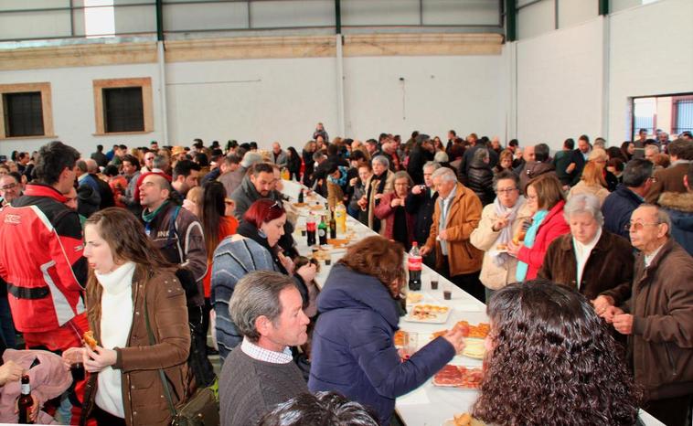 Numerosos vecinos participan en las fiestas del patrón.