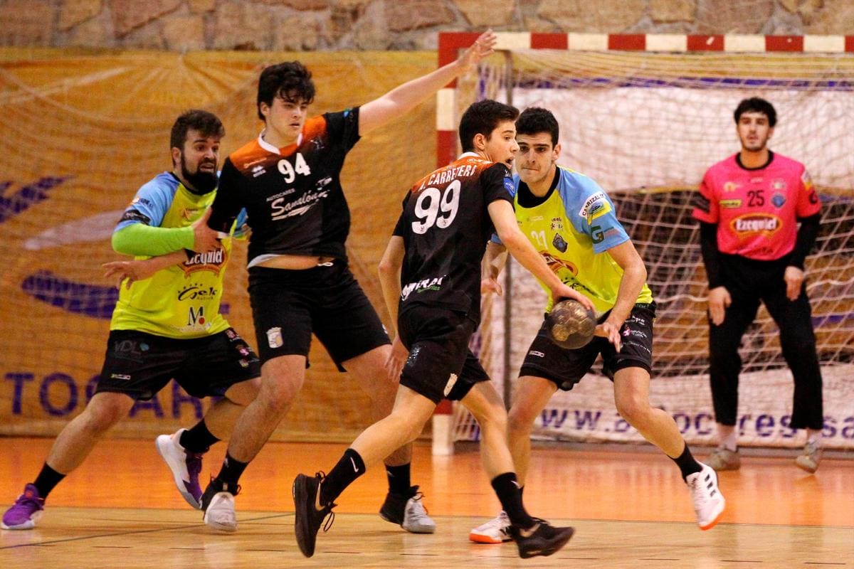 Álvaro Carretero maneja la pelota en un ataque del BM Salamanca.