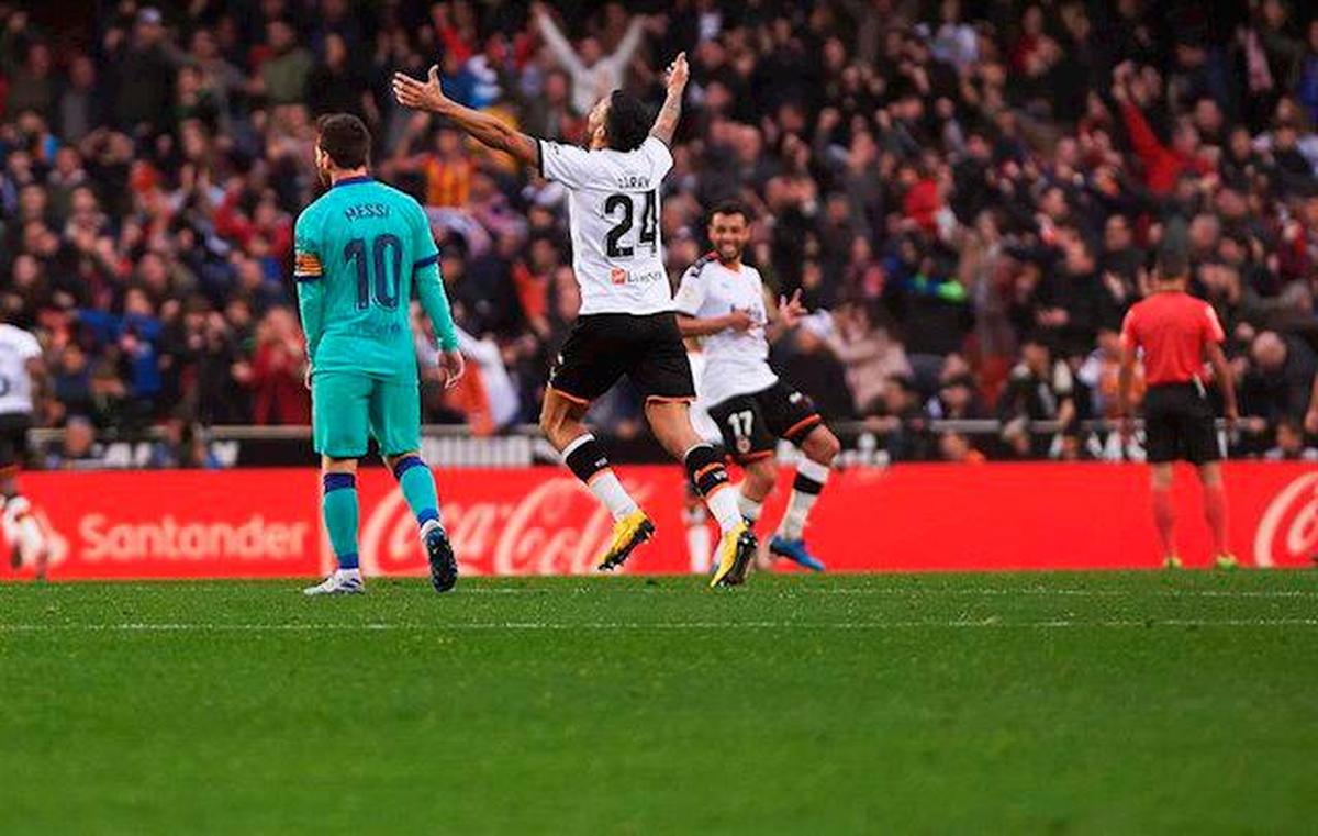 Messi y Garay, celebrando un gol, en el Valencia-Barça