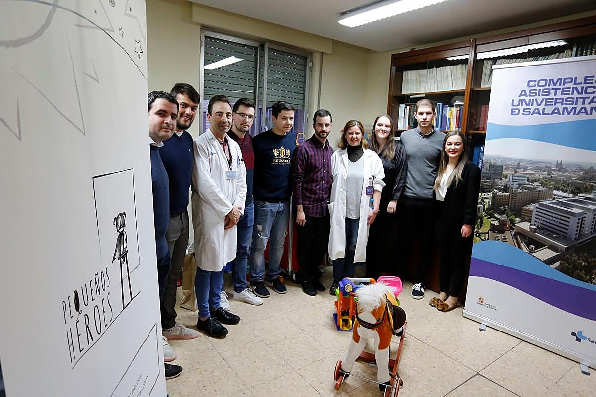 Impulsores del proyecto Pequeños Héroes junto a representantes del Hospital de Salamanca.