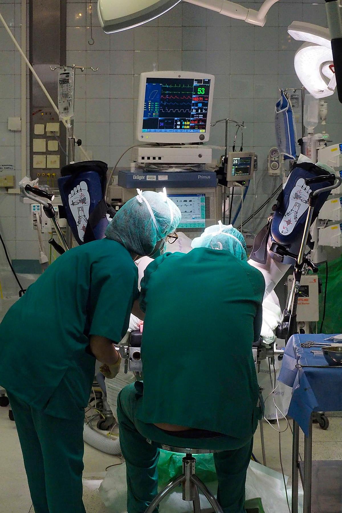 Dos cirujanos del Hospital de Salamanca durante una intervención.