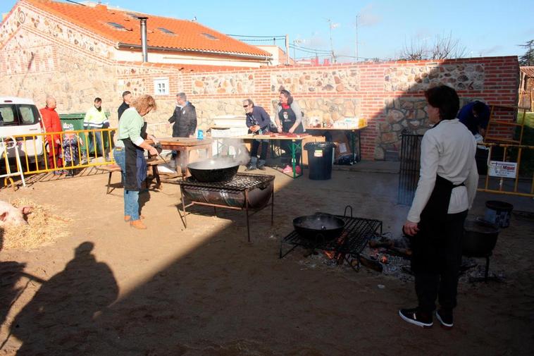 Las mujeres empezaron la jornada preparando hígado encebollado para almorzar.