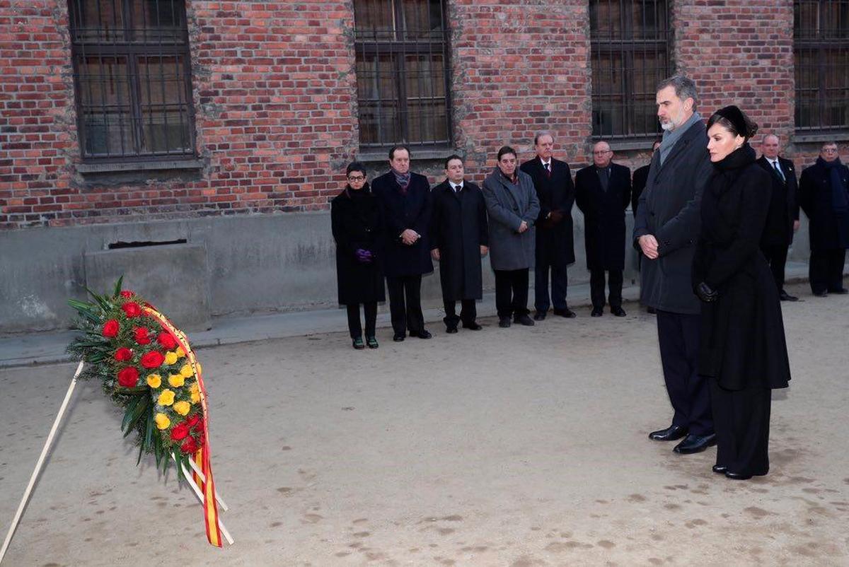 Los Reyes Felipe y Letizia realizan una ofrenda floral ante el “muro de la muerte”.