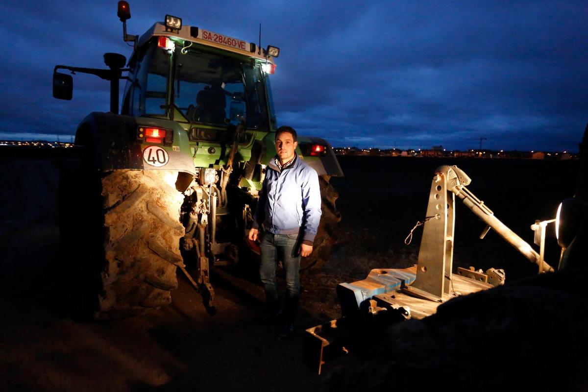 Agricultores como Juan José Recio, con el tractor para la protesta.