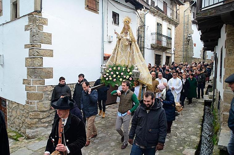 La procesión de la Virgen de la Candelaria, en la procesión por las calles.
