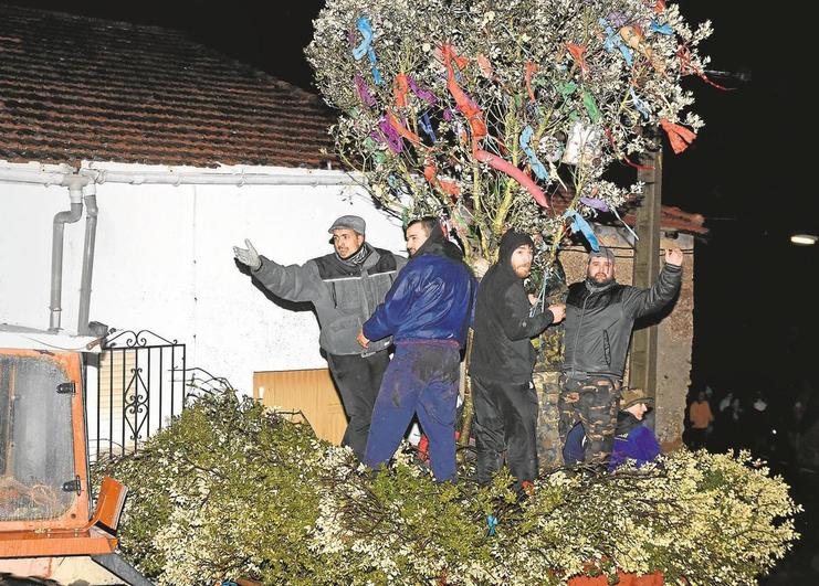 Los vecinos de Rinconada preparando el ramo para la celebración de la fiesta de las Candelas.