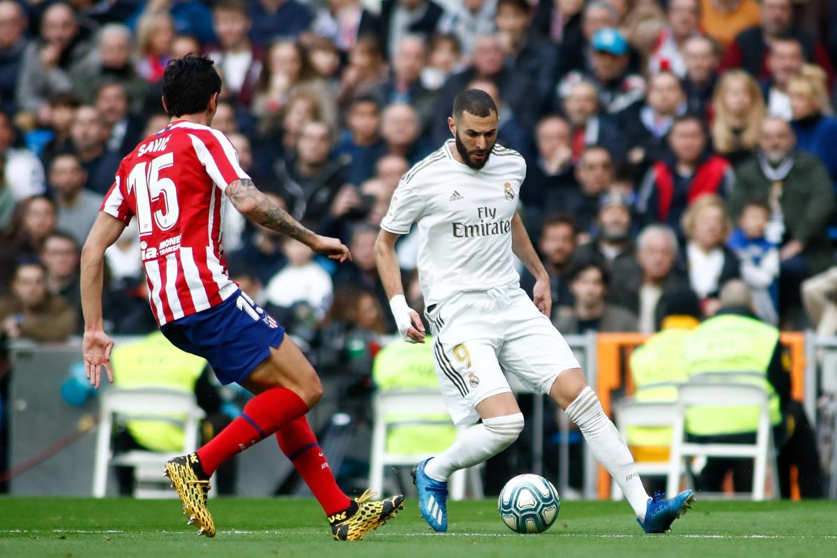 Benzema ante el jugador colchonero Savic.