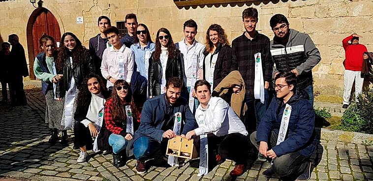 Los quintos, con sus bandas recién bendecidas, soltaron dos palomas.