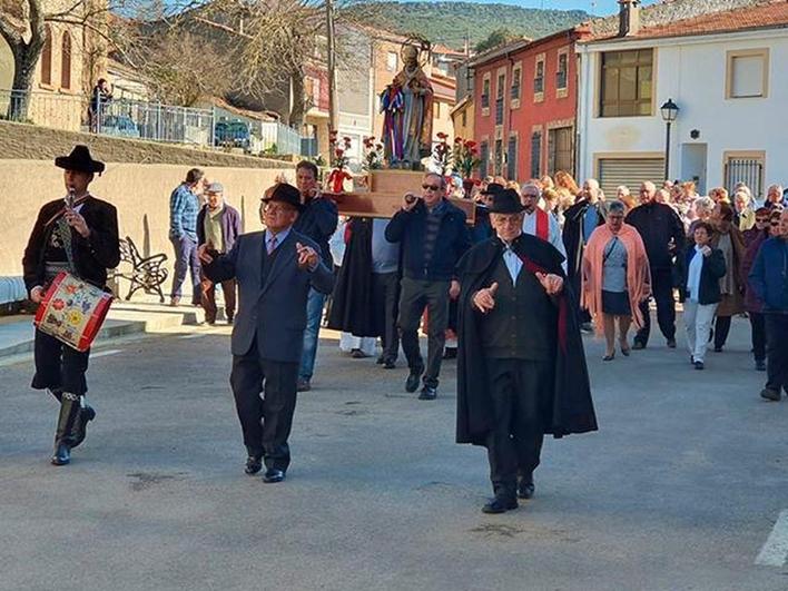 San Blas recorre las calles de Serradilla del Arroyo en su fiesta