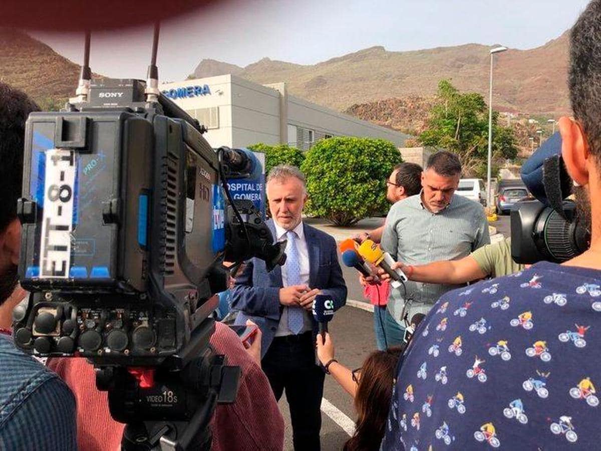 El presidente de Canarias, Ángel Víctor Torres, atiende a los medios en el exterior del Hospital Ntra. Sra. De Guadalupe.