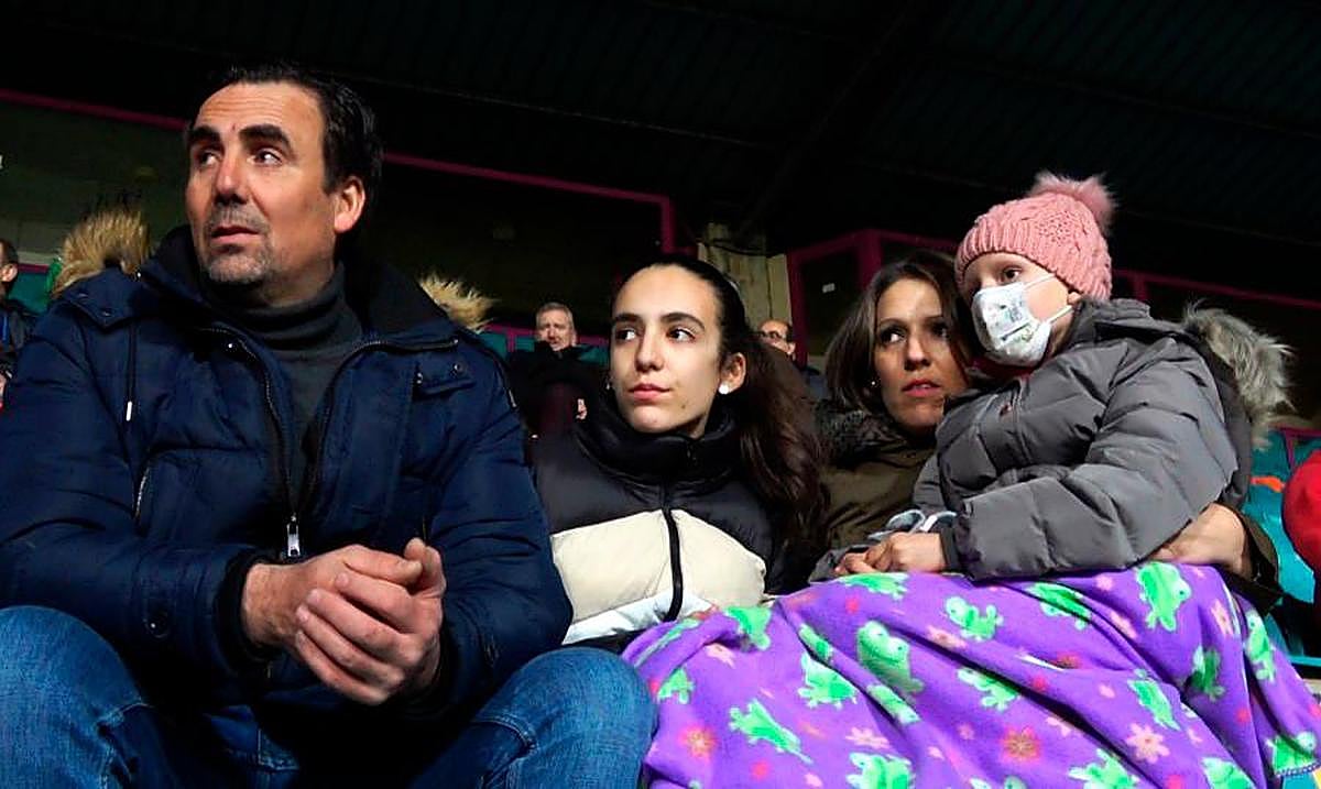 María, viendo la semifinal con su familia. | RFEF