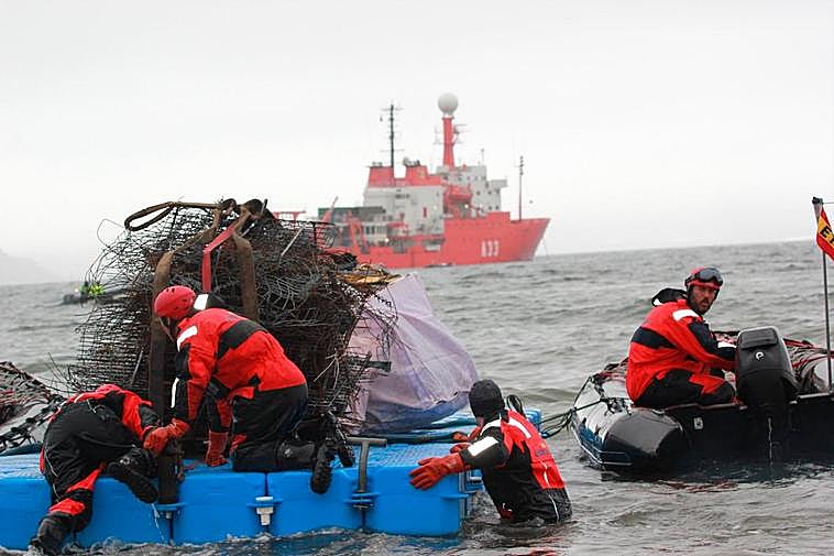 Traslado de los restos del viejo muro al ‘Hespérides’.
