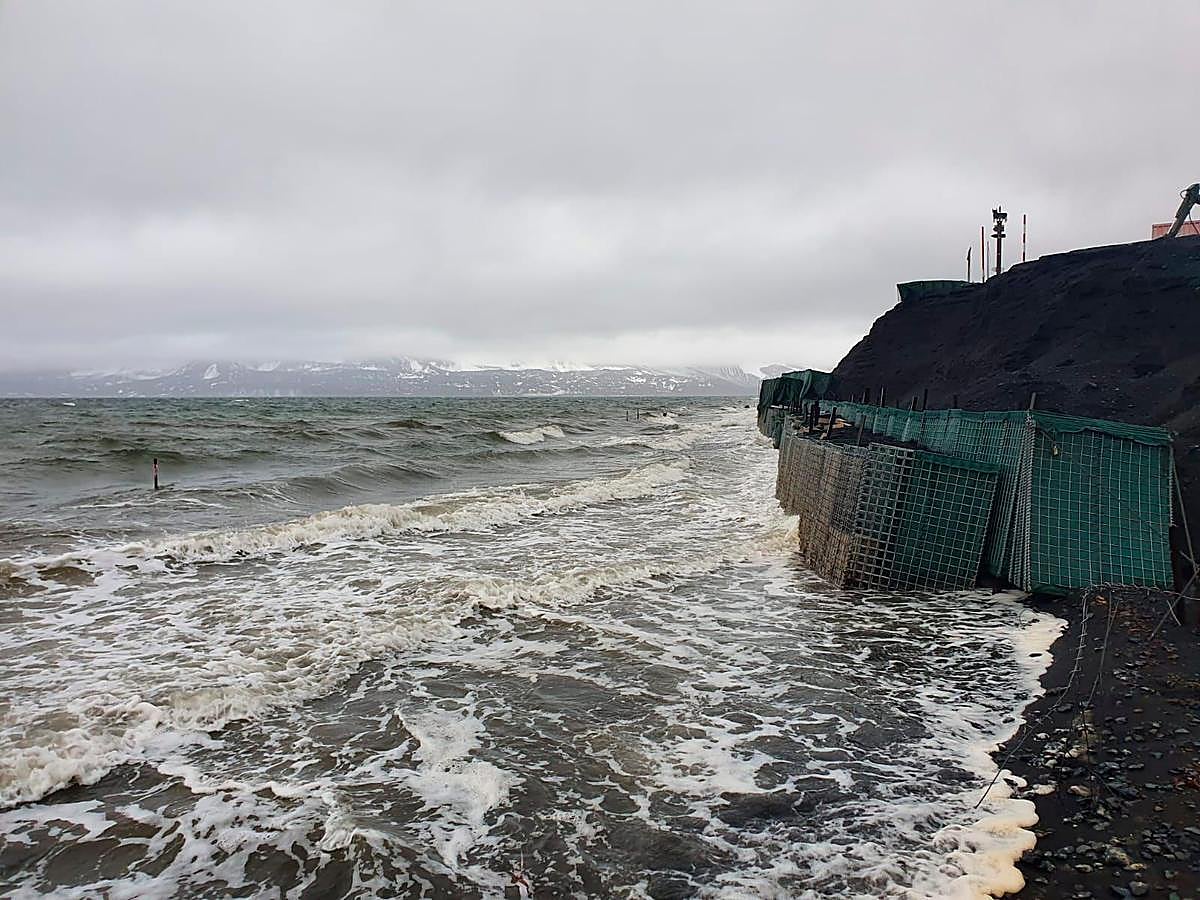 La subida de la marea complica la obra del muro.
