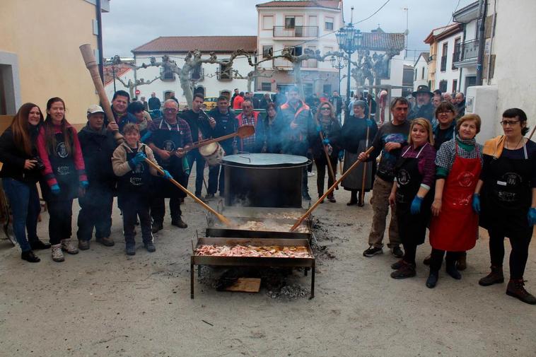 Un año más, la matanza de Santibáñez congregó a numerosos colaboradores para preparar la comida.