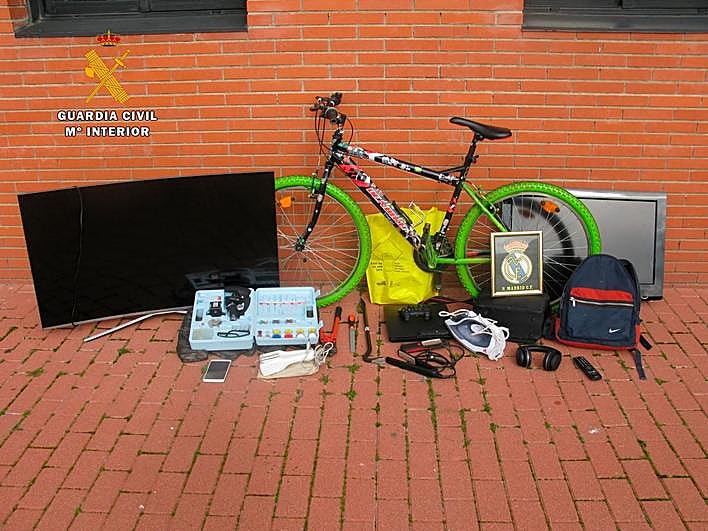 Efectos intervenidos por la Guardia Civil a los dos detenidos.