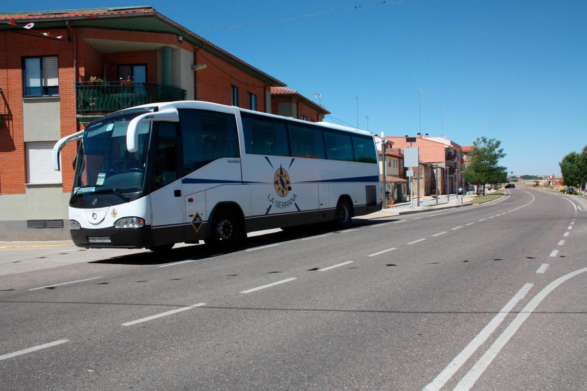 El autobús a su paso por el municipio salmantino de San Cristóbal de la Cuesta.