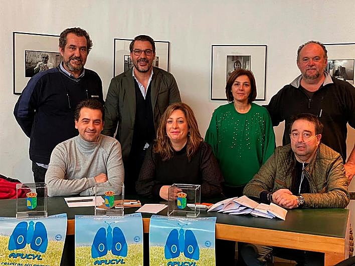 Entrega del cheque a favor de los trasplantados de pulmón.