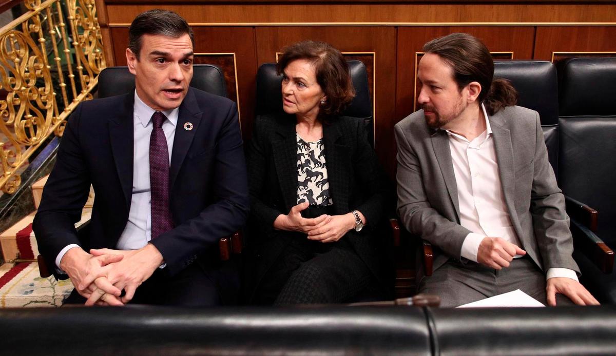 (I-D) El presidente del Gobierno, Pedro Sánchez; la vicepresidenta primera del Gobierno, Carmen Calvo; y el vicepresidente segundo y ministro de Derechos Sociales y Agenda 2030, Pablo Iglesias.