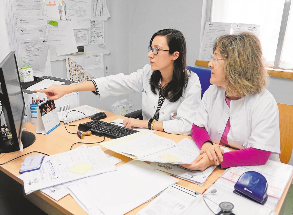 Belén Cigarral y Rocío García, en una consulta de Oncología del Hospital.