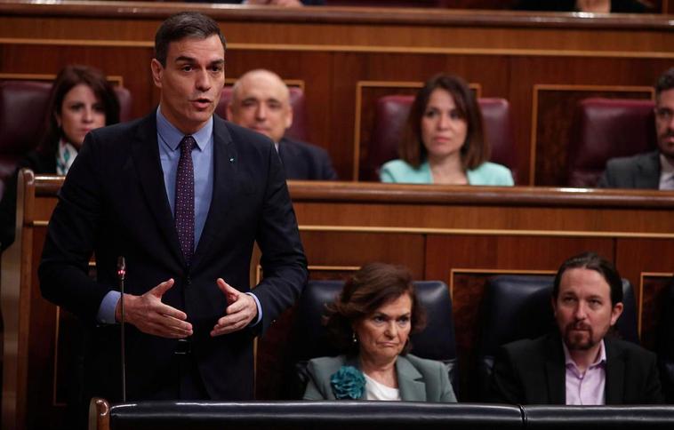 Pedro Sánchez, contesta a las preguntas del presidente del PP, Pablo Casado, durante la sesión de control al Gobierno en el Congreso.