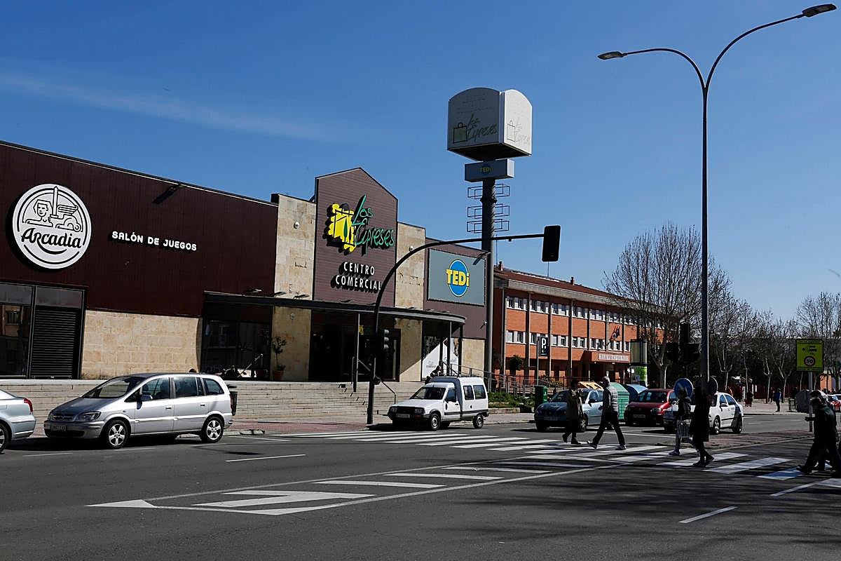 Nuevo salón de juegos en Los Cipreses, a 60 metros del colegio San Mateo (derecha).