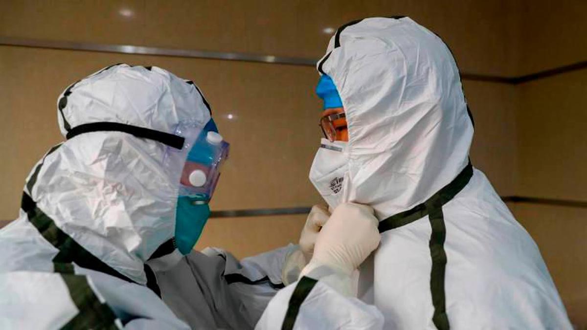 Médicos en un hospital de Wuhan.