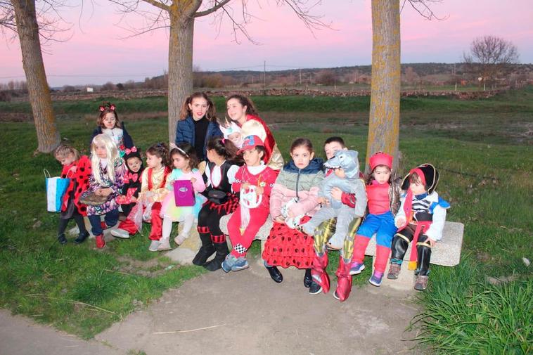 Los niños de Golpejas disfrazados por el Carnaval.