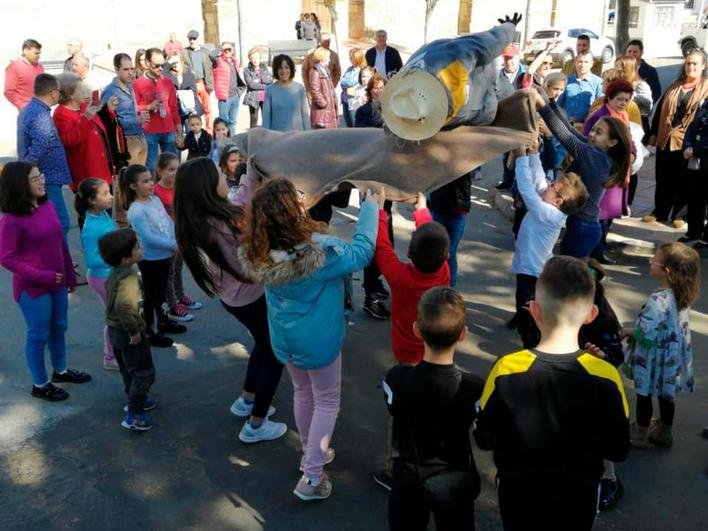 Los más pequeños mantean al muñeco de paja.