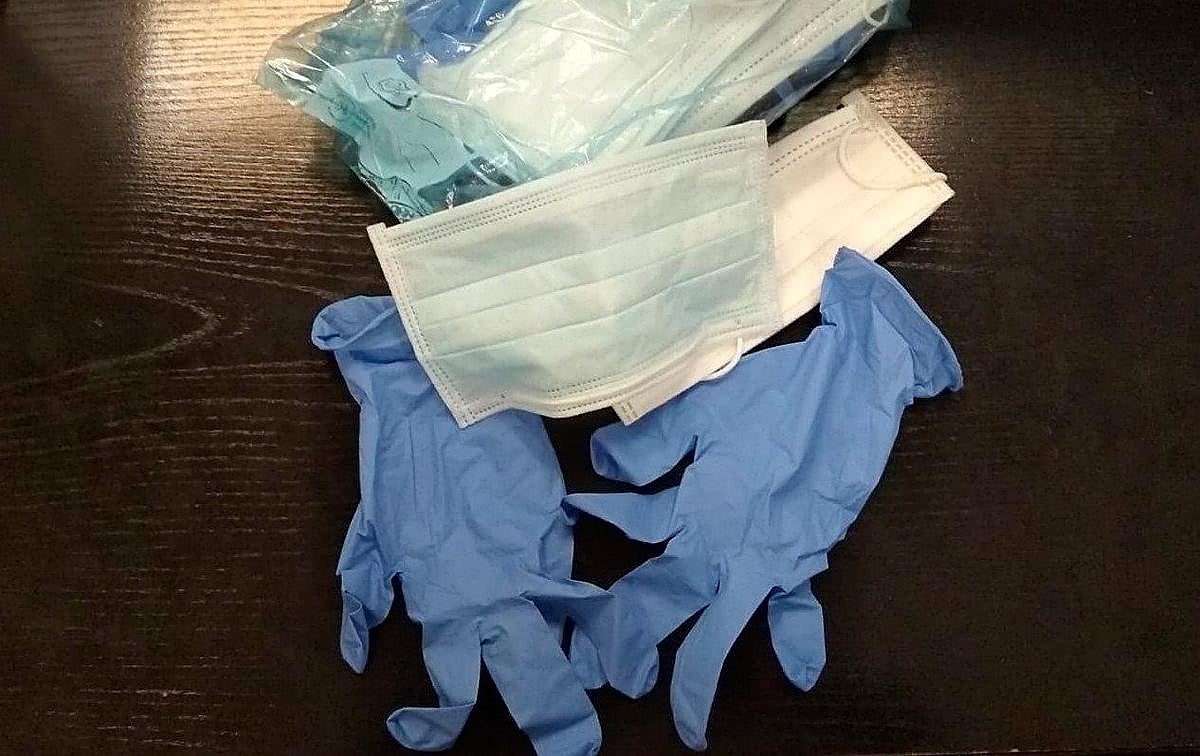 Mascarillas y guantes sanitarios.